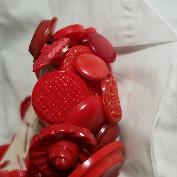 WHIMSICAL VINTAGE RED PLASTIC LUCITE BAKELITE BUTTONS ARTISAN STRETCH BRACELET - Picture 4 of 7